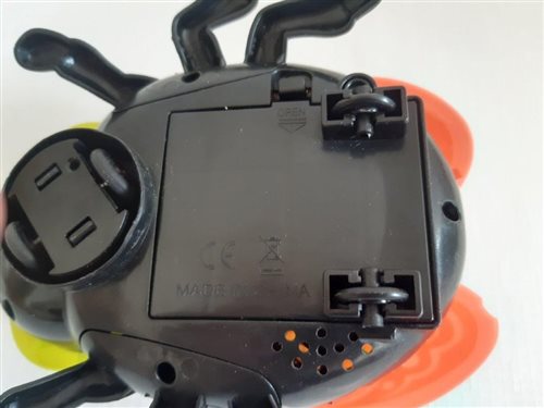 detská hračka – hmyz na ťahanie c