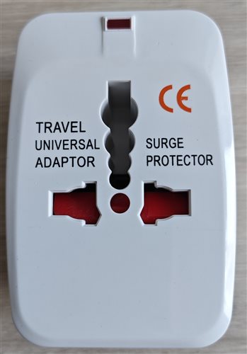 univerzálny cestovný adaptér 1