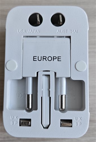 univerzálny cestovný adaptér 2